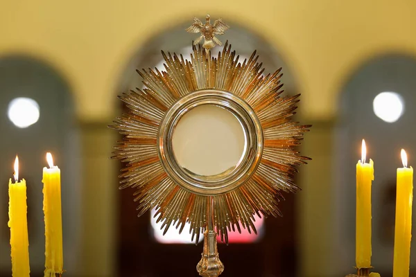 Bir Katolik kilisesinde, Corpus Christi 'de, kutsanmış bir ayinin gösterişli görüntüsü.