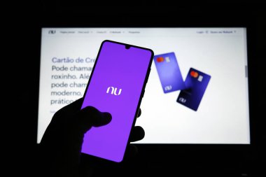Minas Gerais, Brezilya - Haziran 02, 2021: cep telefonu görüntüleme ve yeni Nubank markalı site. Dijital ödeme sistemi.