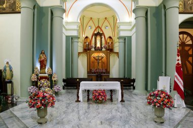 Oliveira, Minas Gerais, Brezilya - 4 Haziran 2021: Oliveira Katedrali Kilisesi 'nde sunak süslemesi