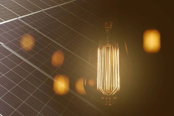 Старинные Антикварные Электрические Лампы Темном Фоне Солнечные Панели Коллектора Энергии — стоковое фото