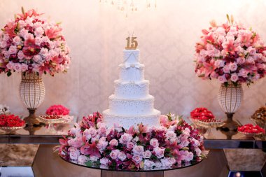 Beyaz parti pastası, 15. yaş günü, gümüş rengi 15 numara, beyaz pasta, 15 yıllık doğum günü pastası.