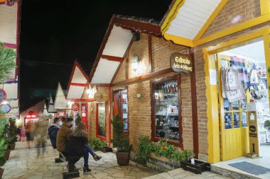 Monte Verde, Camanducaia, Minas Gerais, Brezilya - 26 Haziran 2021: Camanducaia 'nın Monte Verde ilçesi, Minas Gerais' in iç kesimindeki evlerin ve karakteristik mimarinin gece sahnesi.
