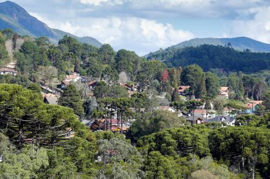 Doğa manzarası ve dağlar arasındaki binalar Monte Verde 'den, Camanducaia' dan, Minas Gerais 'in içinden.