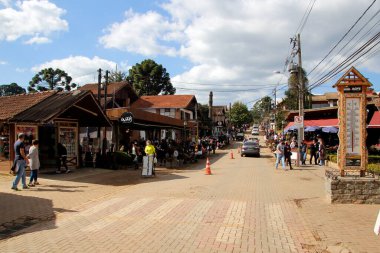 Monte Verde, Camanducaia, Minas Gerais, Brezilya - 26 Haziran 2021: Monte Verde 'de, Camanducaia' da, Minas Gerais 'in içinde turist dolaşımı