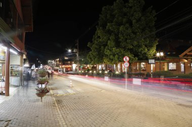 Monte Verde, Camanducaia, Minas Gerais, Brezilya - 26 Haziran 2021: Camanducaia 'nın Monte Verde ilçesi, Minas Gerais' in iç kesimindeki evlerin ve karakteristik mimarinin gece sahnesi.