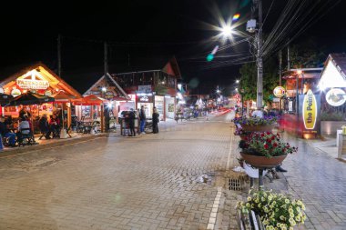 Monte Verde, Camanducaia, Minas Gerais, Brezilya - 26 Haziran 2021: Camanducaia 'nın Monte Verde ilçesi, Minas Gerais' in iç kesimindeki evlerin ve karakteristik mimarinin gece sahnesi.