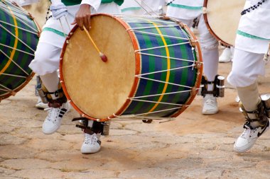 Oliveira, Minas Gerais, Brezilya - 8 Ağustos 2018: Tespih Festivali 'nin karakteristik perküsyon aletlerinin ayrıntıları