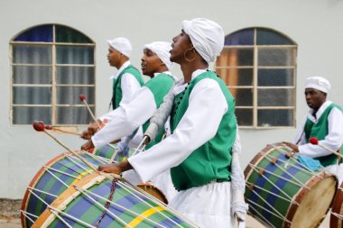 Oliveira, Minas Gerais, Brezilya - 8 Ağustos 2018: congado - tespih festivaline katılan katılımcılar, müzisyenler ve dansçılar