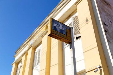 Desterro de Entre Rios, Minas Gerais, Brezilya - 3 Temmuz 2021: Minas Gerais 'in içindeki sarı postane binası