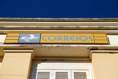 Desterro de Entre Rios, Minas Gerais, Brezilya - 3 Temmuz 2021: Postane logosuyla yaşlılık tabelası