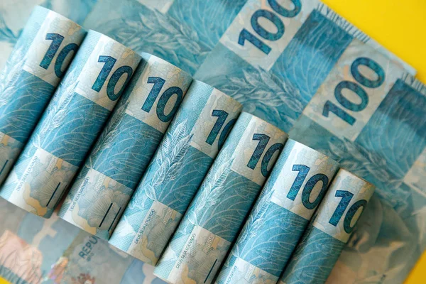 Dinheiro Brasil Empilhado Detalhe Notas Cem Reais Enroladas — Fotografia de Stock