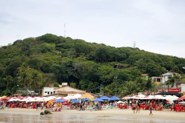 Tibau do Sul, Rio Grande do Norte / Brezilya - 19 Ocak 2021: Natal, Rio Grande do Norte, Brezilya 'nın kuzeydoğusundaki Pipa Village Sahili' nde turist ve yüzücüler
