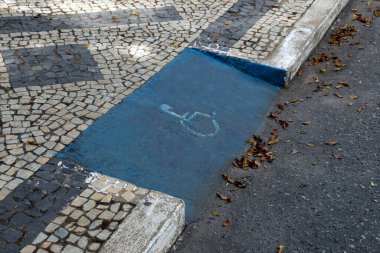 Erişilebilirlik sembolü tasarımı olan tekerlekli sandalye kullanıcıları için erişim rampası