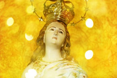 Kutsal Meryem Ana 'nın heykeli, Katolik dininde Tanrı' nın annesi, Bakire Meryem.
