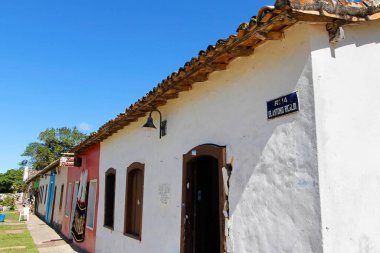 Porto Seguro, Bahia, Brezilya - 18 Temmuz 2021: Porto Seguro, Bahia 'nın tarihi merkezinde (Cidade Alta) evler ve karakteristik mimari