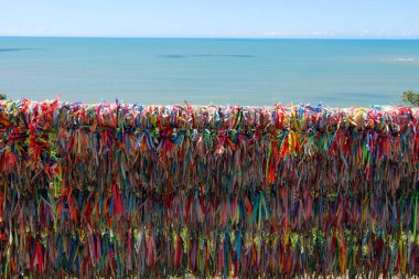 Porto Seguro, Bahia, Brezilya - 18 Temmuz 2021: Porto Seguro, Bahia 'nın tarihi merkezinde (Cidade Alta) renkli kurdeleler