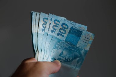 Brezilya 'dan toplanan para. Birkaç yüz tane gerçek banknot.