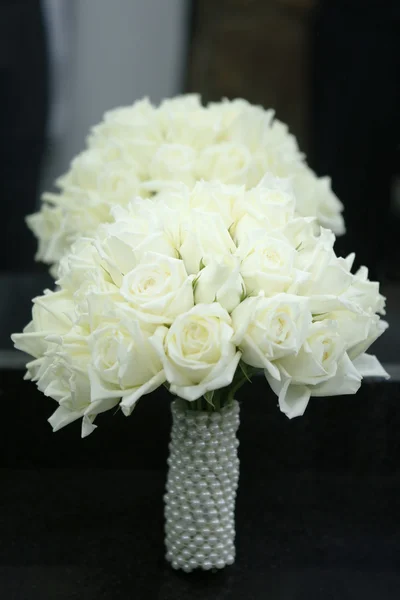 Bouquet of white roses with pearls support — Stock Photo, Image