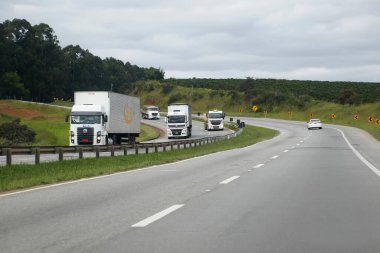 Minas Gerais, Brezilya - 13 Mayıs 2025: Fernao Dias otoyolu üzerinde yoğun araç trafiği, Minas Gerais ve Sao Paulo 'yu bağlayan anahtar yol, tipik bir Brezilya yol sahnesi