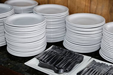 Açık büfe ve etkinliklerde kullanıma hazır beyaz tabak ve çatal bıçak seti, restoranlar ve yemek servisleri için mükemmel.