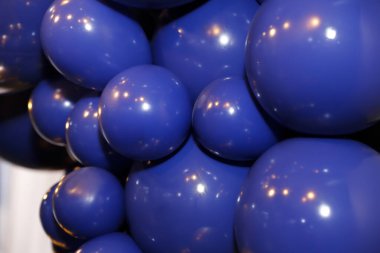 Donanma mavi balon kümesinin canlı görüntüsü sofistike parti dekorasyonu için mükemmel zarif ve çarpıcı bir atmosfer yaratıyor.