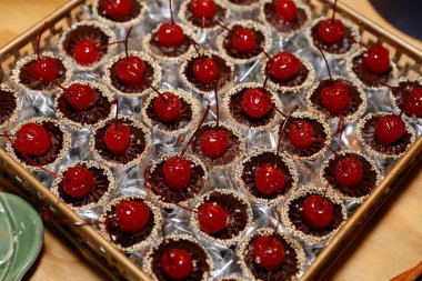 Kirazlı çikolatalı tatlıların canlı görüntüsü, fırınlar, tarifler ve karşı konulmaz tatlı promosyonları için ideal.