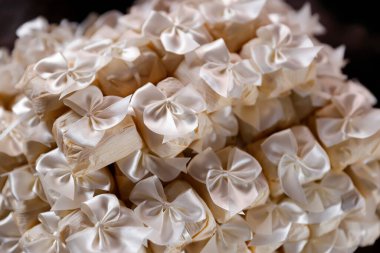 Brezilya bem casados düğün tatlı, hafif sünger kek, dulce de leche dolgu, saten kurdele sarılı. Sonsuz aşkı ve refahı simgeler.