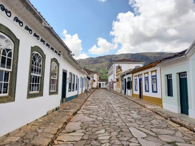Tiradentes, Minas Gerais, Brezilya - 14 Ocak 2026: Tiradentes Tarih Merkezi, MG, Brezilya 'da korunmuş sömürge konakları olan Cobblestone Caddesi. Barok Minas Gerais mimarisi 18. yüzyılı anımsatıyor. Tarihi seyahat görüntüleri için mükemmel.