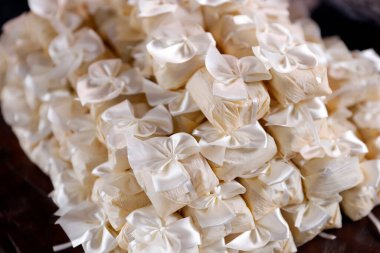 Geleneksel Brezilya bem-casados, dulce de leche ile dolu hafif sünger pasta, saten kurdelelere sarılı, mükemmel birlikteliğin sembolü, aşk ve düğünler için refah.