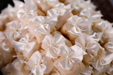 Geleneksel Brezilya bem-casados, dulce de leche ile dolu hafif sünger pasta, saten kurdelelere sarılı, mükemmel birlikteliğin sembolü, aşk ve düğünler için refah.