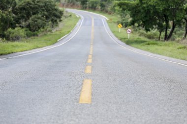 Asfalt yol ile eğrisi