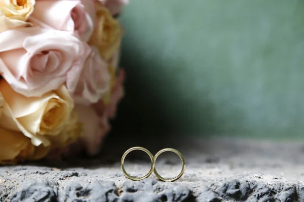 Anéis de casamento e buquê de flores — Fotografia de Stock