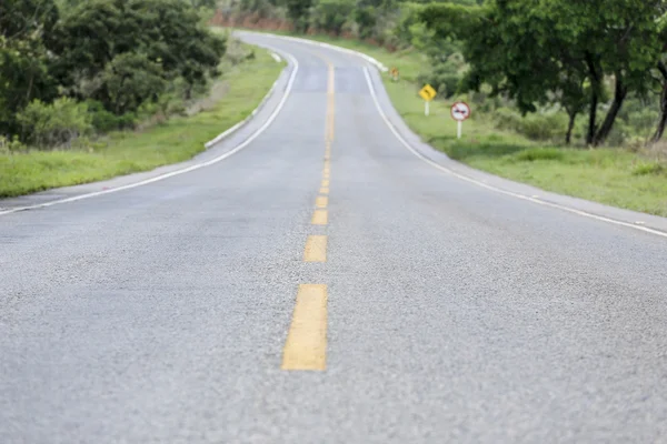 Estrada de asfalto com curva — Fotografia de Stock