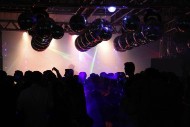 İnsanlar heyecanlı dans gece kulübü Disco