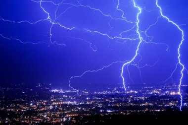 Fırtınalı bulutlar enerji elektrik yıldırımı