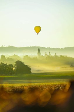 Sarı balon kulenin üstünde, eski kasabada, sabah sisi