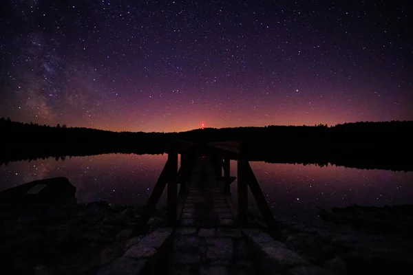 Muelle Junto Estanque Vista Del Cielo Nocturno —  Fotos de Stock