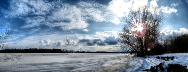 Paysage hivernal d'un étang gelé — Photo