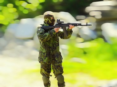 ak47, çok zor çocukla Airsoft arka plan bulanık