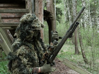 airsoft oyuncu Ghillie takım elbise ile
