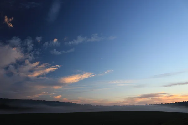 Cielo azul con nubes puesta de sol, para fondos o texturas — Foto de Stock