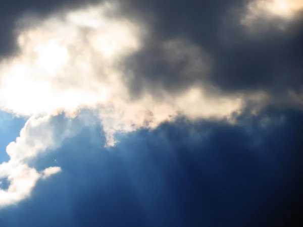 Il cielo blu e i raggi di sole che brillano tra le nuvole — Foto Stock