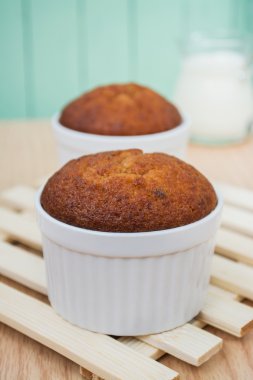 Muzlu muffin kek ahşap arka plan üzerinde