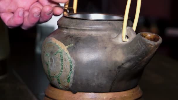 Clay tea pot and tea strainer — Stock Video