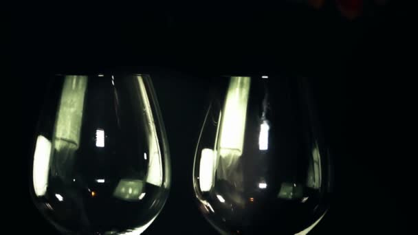 zwei Gläser Rotwein ausgeschenkt.