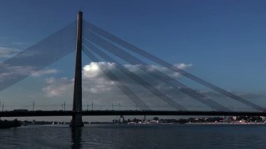 Riga şehirde köprü üzerindeki trafik
