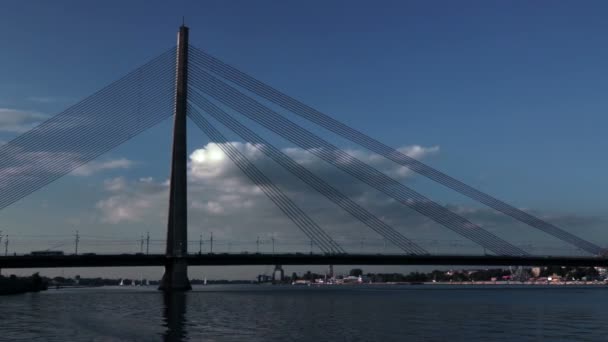 Verkeer over de brug in de stad Riga — Stockvideo