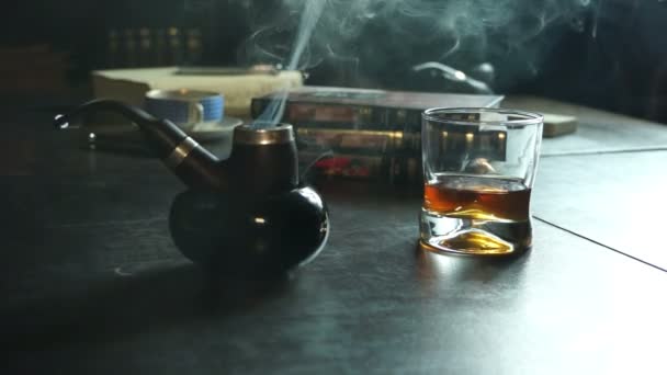 Tobacco pipe, smoke and whiskey — Stock Video