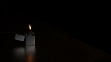 siyah bir arka plan üzerinde yanan araç içi