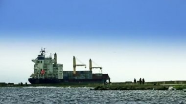Containerships yelken. Anonim insanlar köstebek yürüyüş.